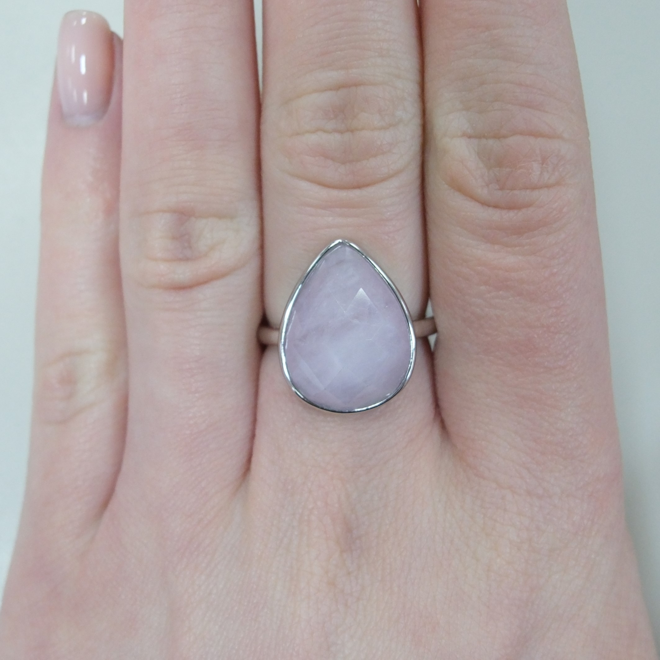 Серебряное кольцо с кунцитом